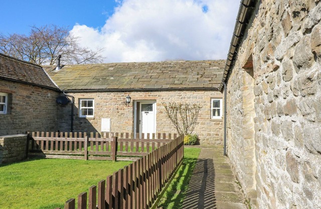 PENCROFT COTTAGE, pet friendly, character holiday cottage in Carperby