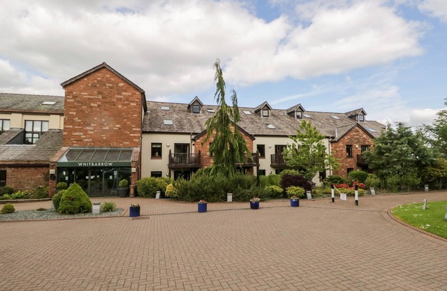 PENNINE VIEW, romantic, with pool in Penruddock