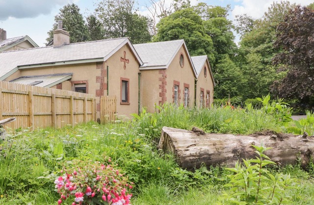 PENRICE, pet friendly, character holiday cottage in Gosforth