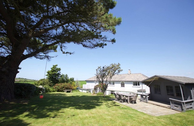 Penrose Cottage - a cottage that sleeps 8 adults + 2 children in 5 bedrooms