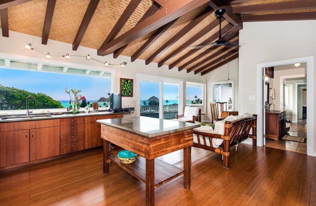 Penthouse View in Lanikai LANIKAI NUC 90/BB -0108 Most comfortable for 2 or 3.