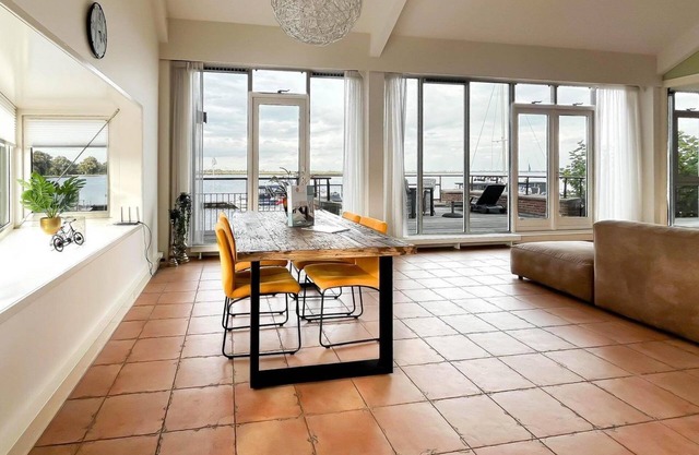 Penthouse with a view of the Uitgeestermeer