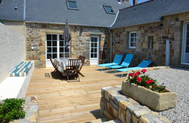 Penty, sea view from 1st floor, bedroom on ground floor, garden, sea and GR34 500 m away.