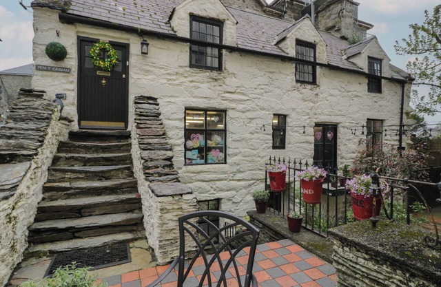 PENYGRISIAU, pet friendly, character holiday cottage in Barmouth