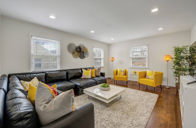 Perfect 2 BR Condo in Princeton w Parking