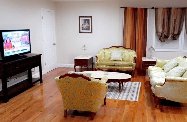 Perfect, Apartment with Queen Bed Suite with Washer-Dryer & Free Parking