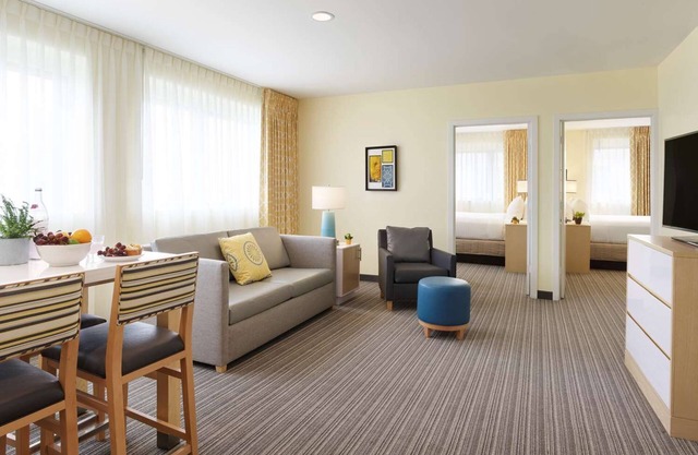 Perfect Downtown Base w/ 2 Spacious Rooms, Ideal for Musical Legends Park