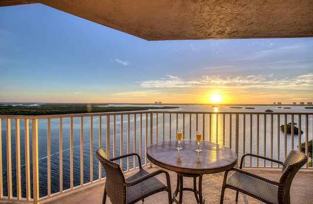 Perfect Family Getaway: 3 Suites w/Private Balconies & Scenic Views