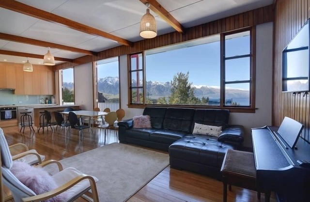 Perfect for 2-12 guests with AMAZING VIEWS!