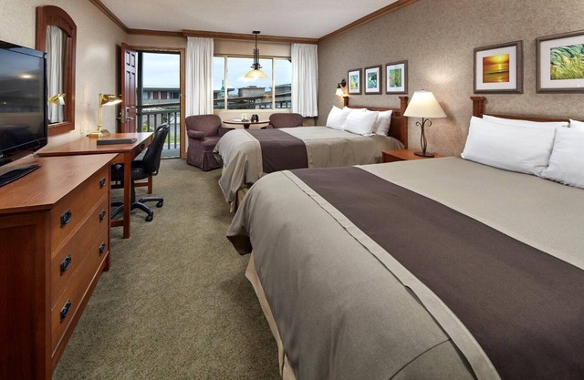 Perfect for Family Oceanfront Getaway! 3 Units | 2 Queen Beds Room | Pool