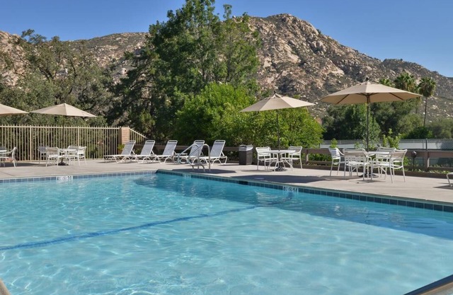 Perfect Getaway! Two Comfortable Units, Onsite Pool & Game Room, Free Parking