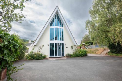 Perfect Retreat With Parking Garden & Great Views