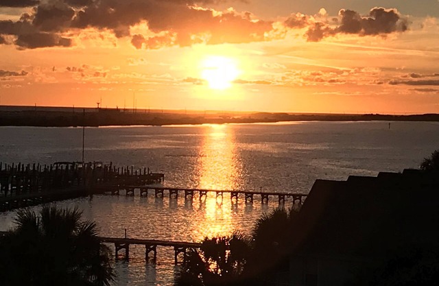 PERFECT VIEW! Waterfront, Marina and 2 Pools!