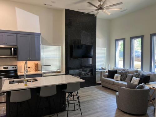 Perfectly located 2 bed/2 full bathroom/1 sofa bed