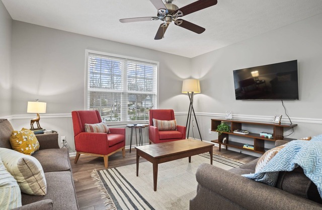 Pet & Family-Friendly 4BR, Sports Court Near NGU