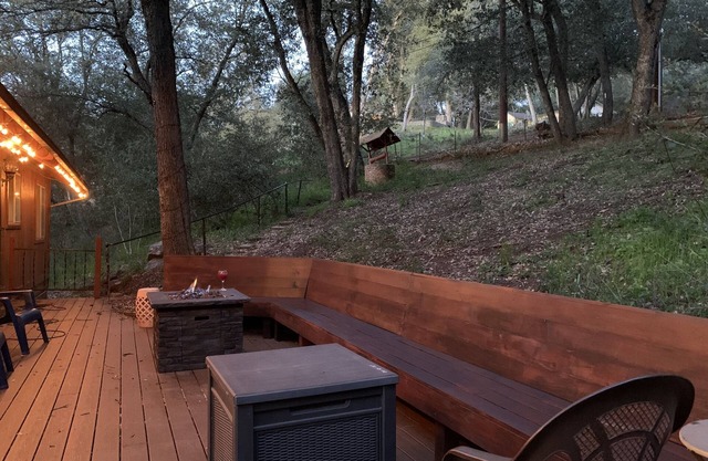 Pet/Family Treehouse style cabin in woods