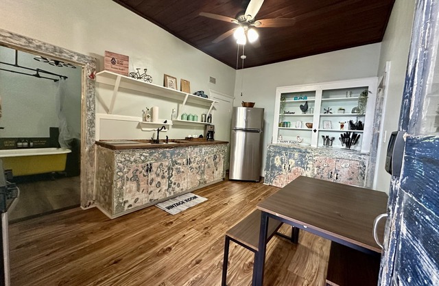 Pet friendly 1bd/1b unit with full kitchen and dining area