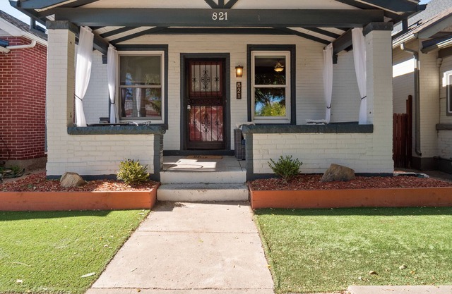 Pet Friendly 2 Bedroom Bungalow in the Heart of Denver!