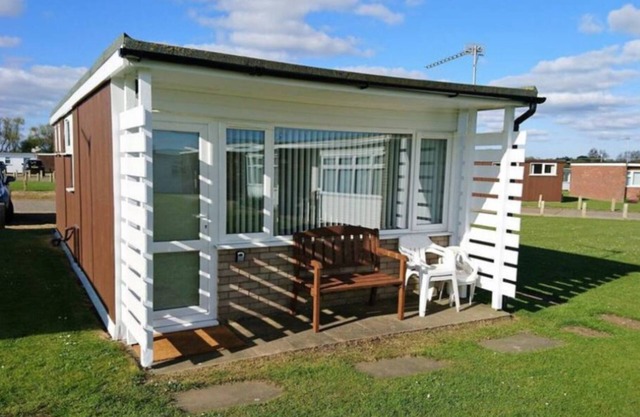 Pet friendly, 2 Bedroom Detached Chalet near Norfolk Broads