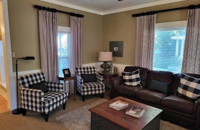 Pet friendly 3 Bedroom home near Jacksonville