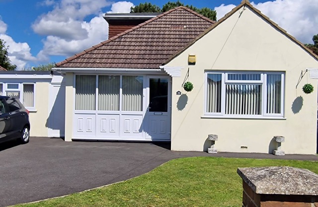 Pet friendly 4 bedroom with secure garden. Close to New Forest Park and beach