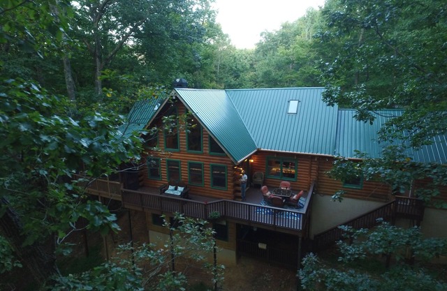 PET Friendly 4 Bed LOG CABIN! Golfing, Two Pools, Hiking & Private Fishing Lake!