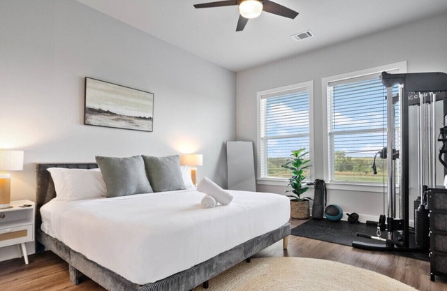 Pet-Friendly East ATX w/Gym, Work Desk & Parking