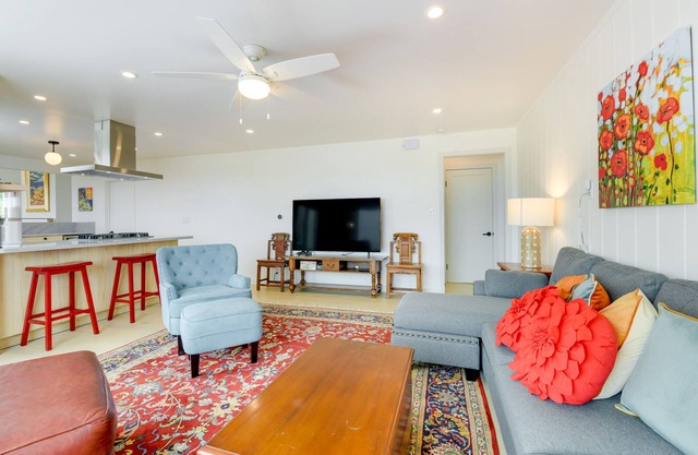 Pet-Friendly El Cerrito Home: Deck, Sauna & Views!