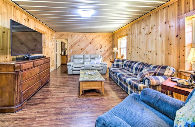 Pet-Friendly Ellijay Escape w/Yard & Grill!