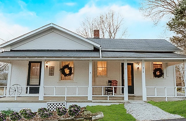 Pet friendly historic home in Downtown Nashville!
