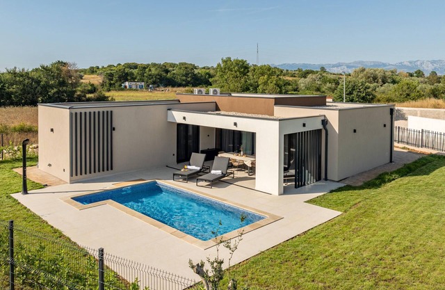 Pet friendly home in Brisevo