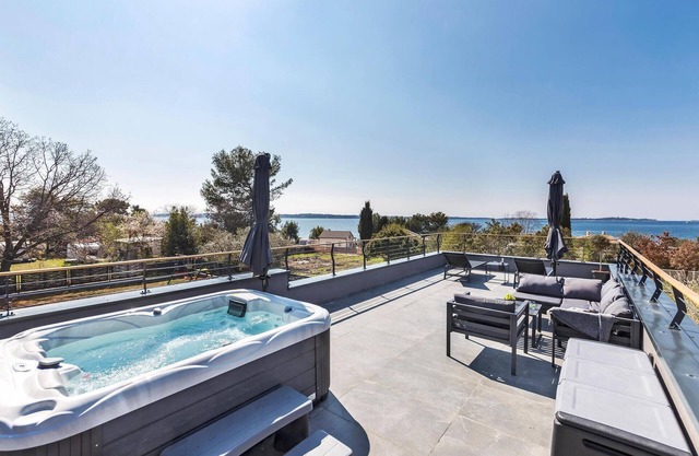 Pet friendly home in Peroj with kitchen