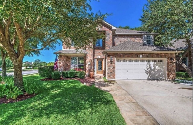 Pet Friendly Home, w/Jacuzzi & PoolTable, High Ceilings, Sleeps 9