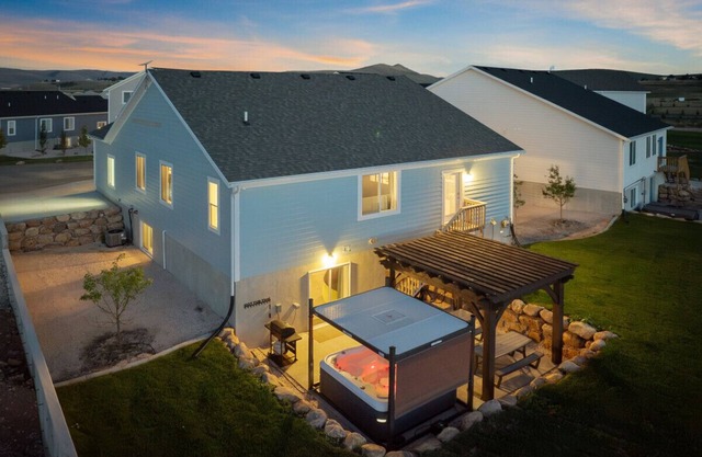 Pet Friendly-Hot Tub-Game Room-Sleeps 20+Walk to Pickleville