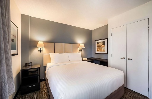 Pet-friendly Hotel! THREE 1BR Suite with Full Kitchens