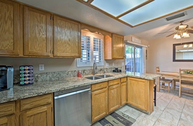 Pet-friendly House w/Yard ~ 2 Mi to Lake Havasu!