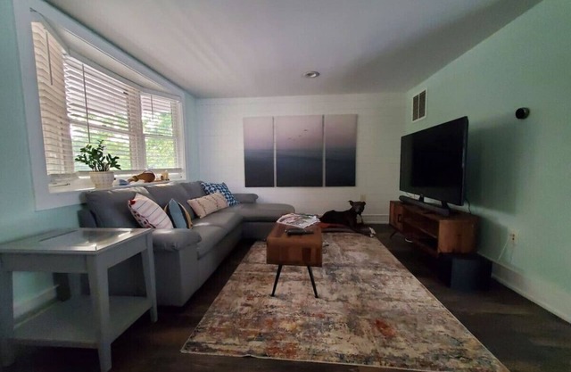 Pet friendly minutes to beach!