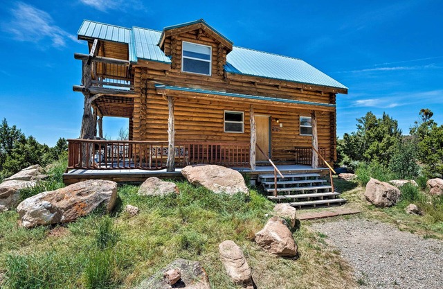 Pet-Friendly Moab Cabin w/Mtn Views & BBQ!