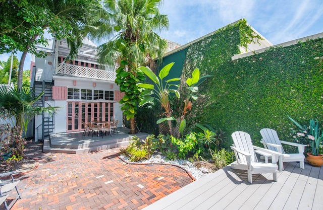 Pet Friendly, Near Duval - Rose Petal Petite Suite