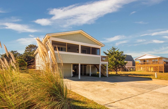 Pet friendly, ocean side cottage only 5 minute walk to beach access!