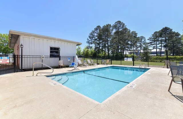 Pet Friendly Room With Parking Near BBQ And Family Fun