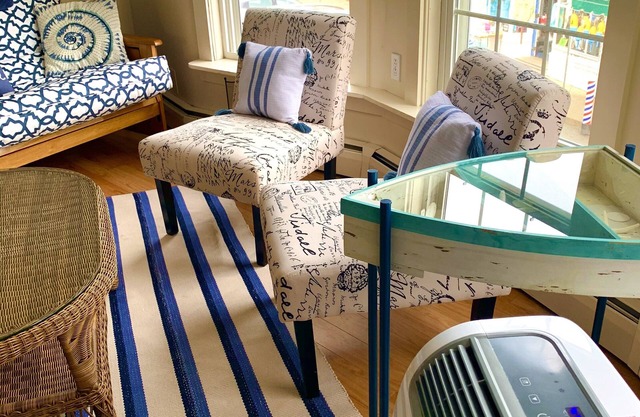 Pet Friendly-Steps from All-Harbor View Apt Heart of Boothbay Harbor's Downtown.