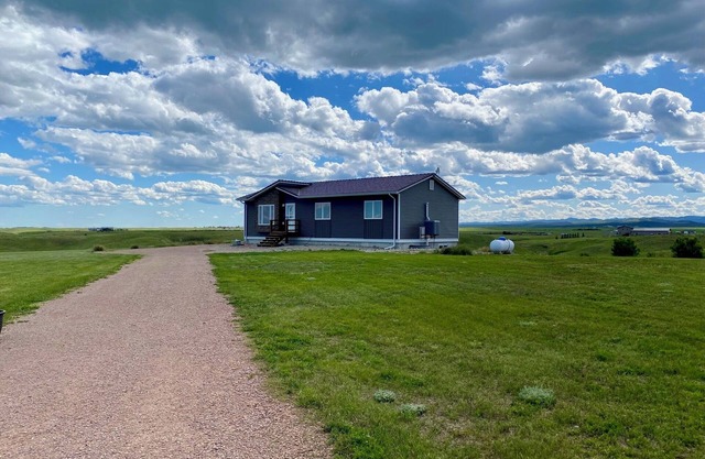 Pet friendly tranquil country haven with modern comfort.