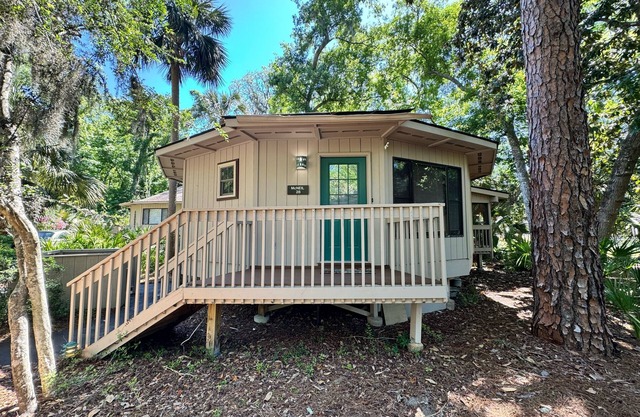 Pet Friendly Night Heron Bungalow - 2 Bedroom, 2 Bath, 5m walk to beach and pool