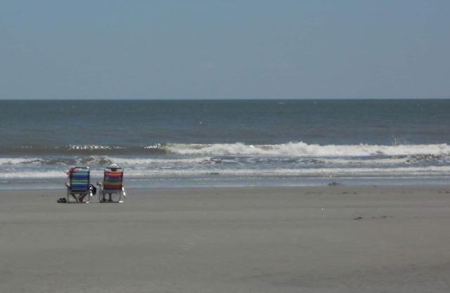Pet Friendly With Walk to Beach! Private, Quiet Retreat! Access to Pool