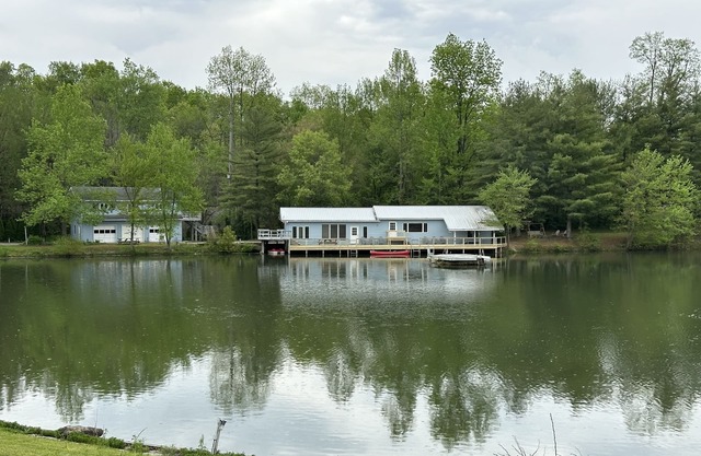 Pet Friendly Vacation Rental w/hot tub on 6-Acre Lake near Hocking Hills