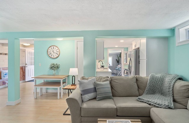 PET FRIENDLY-Walk to Beach-Fire Pit-40 Min to Salem, MA-WINTER RENTAL AVAILABLE