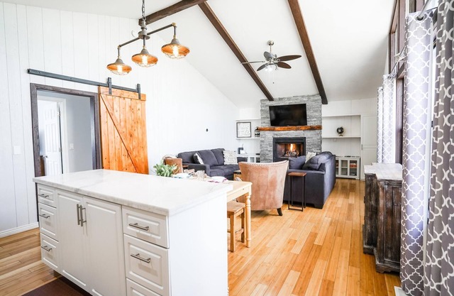 Pet friendly/walk to restaurant/bar and golf