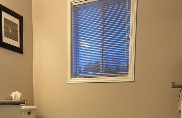 Pet Welcome, Spacious 4 Bed, 3 Bath with Fireplace