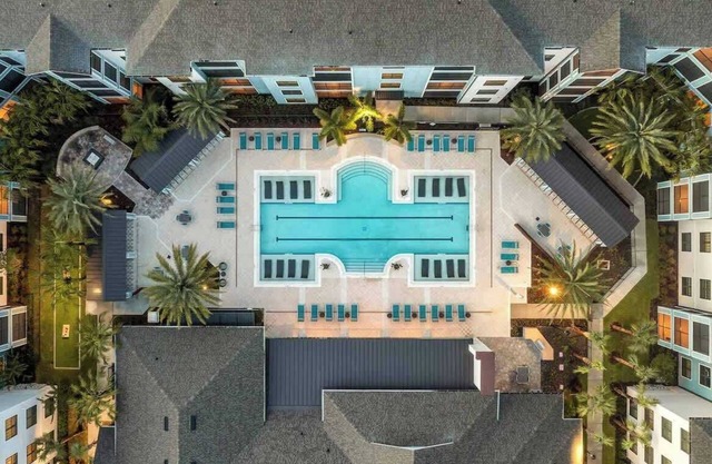 PetFriendly Apt Pool,Gym,King Bed 15 min to parks